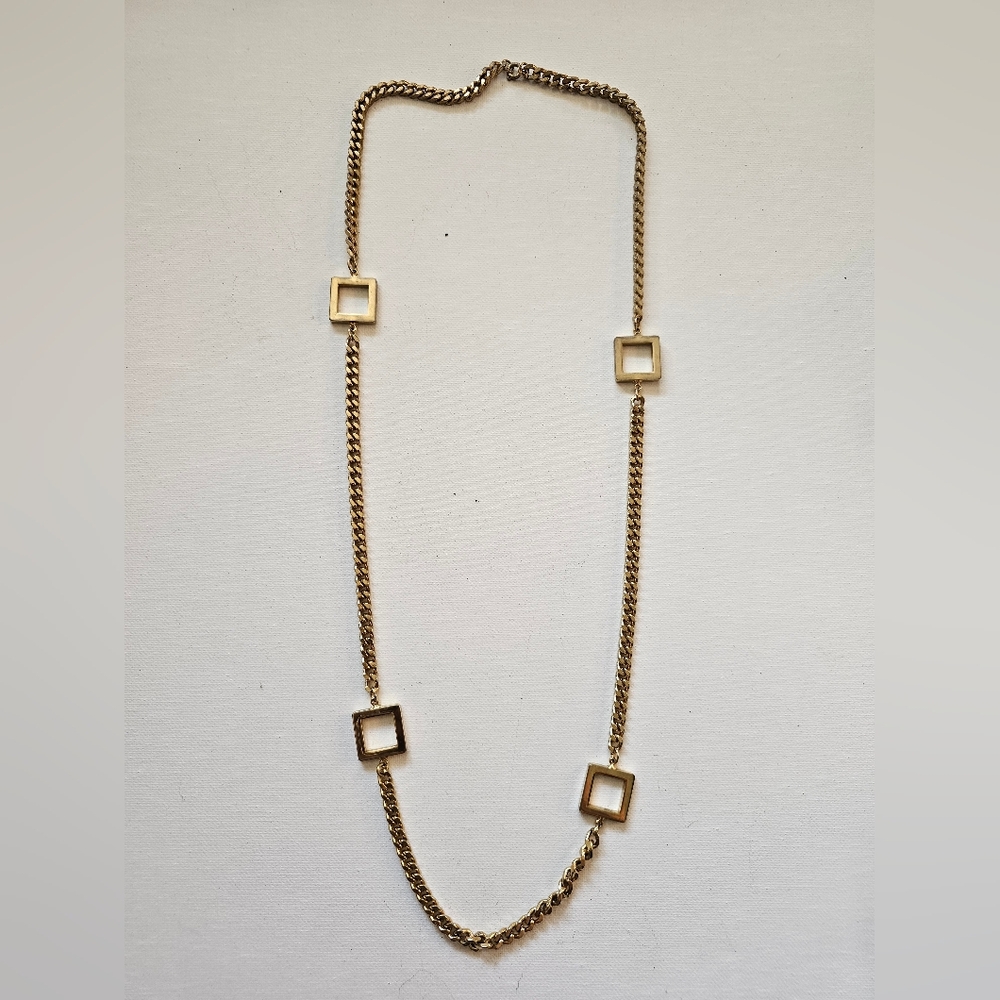 Vintage Elegant Gold Chain With Square Box Design